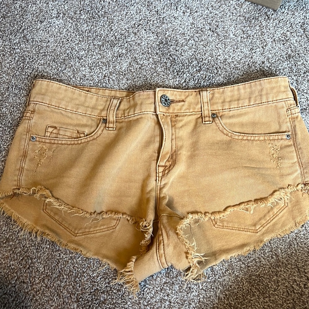 Mustard colored BDG low rise dolphin 27w